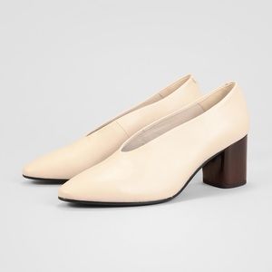 Vagabond Eve Pump in Toffee 39 NWOT